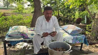 تجربه‌ بی‌ نظیر از آشپزی روستایی در پاکستان؛ کباب پیشاوری کنار رودخانه + فیلم