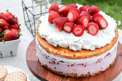 طرز تهیه کیک بستنی توت‌ فرنگی؛ یک دسر خنک و مجلسی