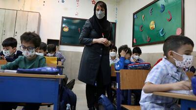 دریافت کارنامه دانش‌آموزان پولی شد؟ تخلفات مدیران مدرسه در این باره - ویدائو مگ