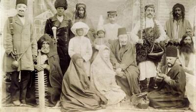 سفر به عصر قاجار؛ عکسی از یک فروشندۀ دوره‌گرد در حیاط خانه ای قاجاری