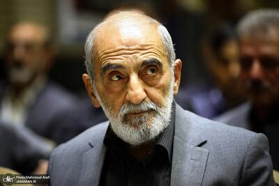 انتقاد شریعتمداری از نهادهای امنیتی و قضائی؛ دست روی دست گذاشته و نظاره می‌کنند؟!/ مدیریت اقتصادی کشوررا در اختیار دشمن قرار داده‌ایم