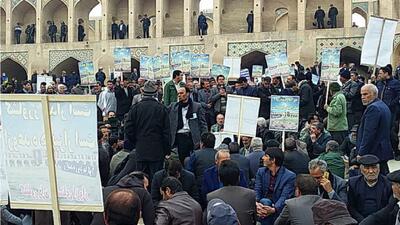 ۳۵۰ هزار نفر در انتظار آب؛ روایت کشاورزانی که در اعتراض به بی‌آبی جاده اصفهان را بستند | اقتصاد24
