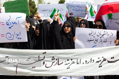 تصاویر: تجمع دانشجویان قمی در مقابل سایت هسته‌ای فردو