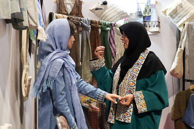 باید از فضای بازاریِ مکاره در نمایشگاه‌ها فاصله بگیریم