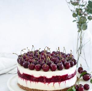 طرز تهیه چیز کیک آلبالو یخچالی با پنیر ماسکارپونه و بیسکویت پتی بور