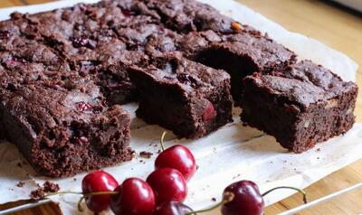 طرز تهیه براونی آلبالو بی نهایت خوشمزه و شکلاتی به روش کلاسیک