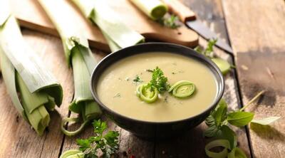 طرز تهیه سوپ تره فرنگی با مرغ و قارچ مجلسی و خوشمزه