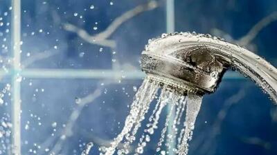 دوش صبحگاهی یا شبانه؟ کدام برای سلامتی شما مناسب‌ تر است؟