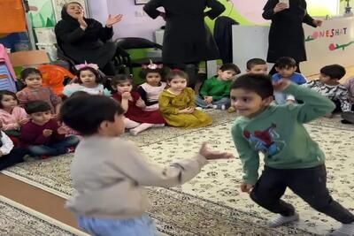 آواز شاد؛ پسربچه ها وزه دوعالم تو مهد کودک یجوری کرمانجی میرقصن مربیا انگشت به دهنن