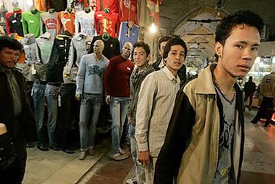 انتقاد تند روزنامه اصولگرا از حضور اتباع افغانستان در ایران/ در بعضی محله ها که می روی انگار در کابل قدم می زنید