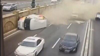 واژگون شدن یک خودرو برای عبور سالمندان از خیابان