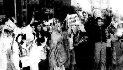 رقص و شادی مردم در سوم خرداد ۱۳۶۱ در خیابان‌های شهر (+عکس)