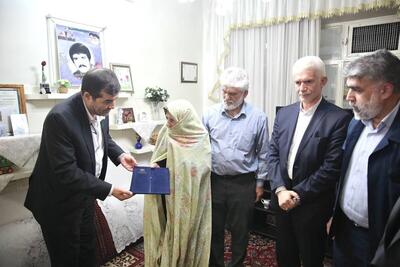 به مناسبت سالروز آزادسازی خرمشهر؛ دیدار وزیر ورزش با خانواده شهید تقی‌زاده