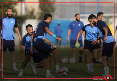 ورود استقلالی‌ها به زمین برای گرم کردن و لحظاتی از تمرین صنعت نفتی‌ها پیش از دیدار امشب