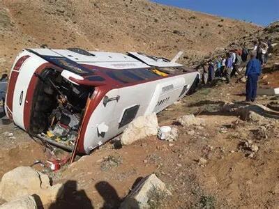 انحراف اتوبوس دانش‌آموزان از جاده در قزوین با ۲۰ مصدوم