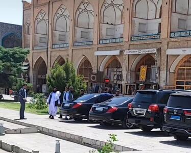 عکس/ خودرو‌های طالبان در حریم ممنوعه نقش جهان | اقتصاد24