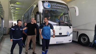 ورود تیم‌های استقلال و صنعت نفت آبادان به ورزشگاه آزادی