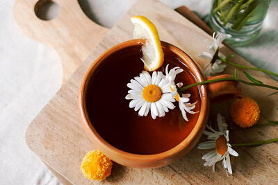 فواید شگفت‌انگیز چای بابونه ؛ چه کسانی نباید بابونه بخورند ؟