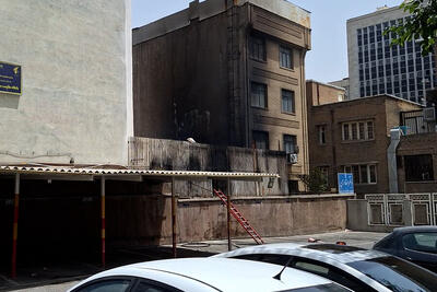 ویدیو/ مهار حریق در ساختمان اداری خیابان طالقانی؛ فعالیت آتش‌نشانان ادامه دارد