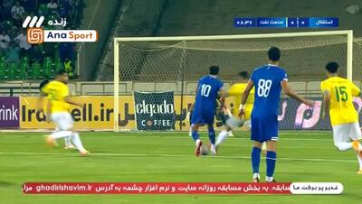 لحظه زمین خوردن رضاییان درون محوطه جریمه نفت آبادان