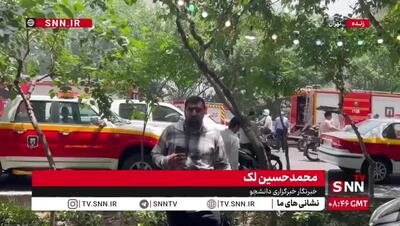 دقایقی قبل ساختمانی در خیابان قرنی دچار آتش سوزی شده است؛ آتش نشانان در حال اطفا حریق هستند