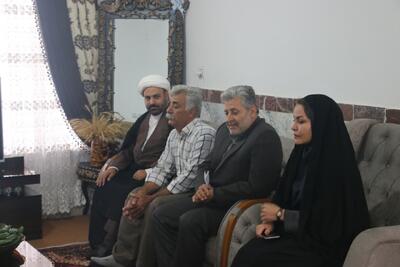 مسئولان کامیاران از جانباز ۶۰ درصد دوران دفاع مقدس تجلیل کردند