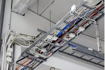سینی کابل چیست؟ شناخت انواع تجهیزات کابل کشی