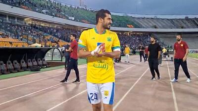 طالب ریکانی با دست بسته وارد زمین شد - پارس فوتبال