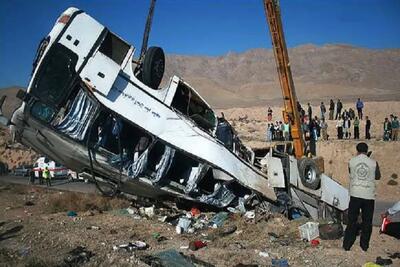 انحراف اتوبوس حامل دانش‌آموزان در جاده قزوین