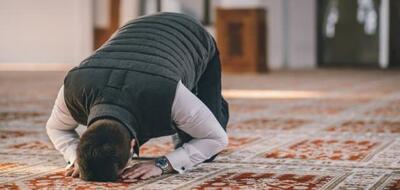 اگر موی سر هنگام سجده بین مهر و پیشانی قرار بگیرد، سجده درست است؟ - ویدائو مگ