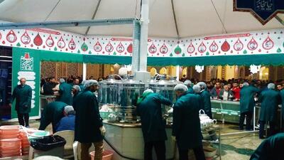 ارادت کارکنان و قضات دادگستری آران و بیدگل به امام رضا (ع) در چایخانه حرم رضوی + فیلم