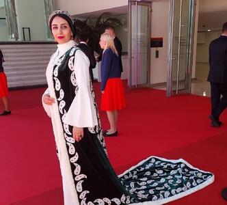 فرش قرمز کن زیر پای بانو و طراح مد ایرانی 