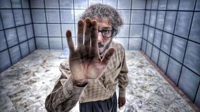 بهرام افشاری مرد عینکی می‌شود