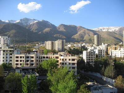 پنجره‌های این ساختمان در خیابان نیلوفر با هم درگیر شده‌اند - چیدانه