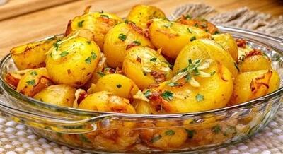 اگه تو خونه سیب زمینی دارید این غذای خوشمزه رو بپزید به غذای سیب زمینی ساده سریع و خوشمزه!