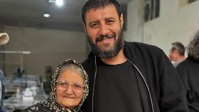 شعر محسن چاوشی روی سنگ قبر؛ مادر جواد عزتی راز تلخش را فاش کرد!