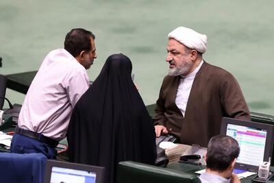 جدال رسایی و آزادی خواه درباره پیامک های انتخاباتی در مجلس