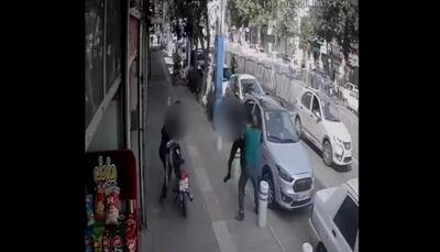 تصاویر دوربین مداربسته از سرقت در روز روشن | لحظات نفسگیر مقابله‌ مغازه دار شجاع با سارقین خطرناک