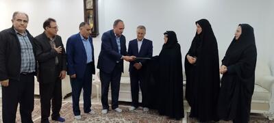دیدار سرپرست جهاد کشاورزی آذربایجان غربی با خانواده‌های شهدا