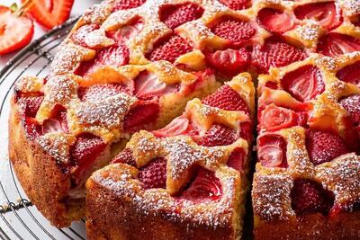 آموزش شیرینی پزی / طرز تهیه خوشمزه‌ترین کیک توت فرنگی با پختی آسان