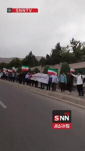 تشکیل زنجیره انسانی پیرامون مرکز تحقیقاتی انرژی هسته‌ای در کرج