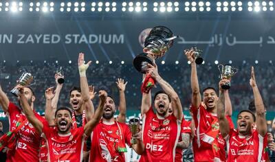 سردار با عصا جام قهرمانی را بالا برد!