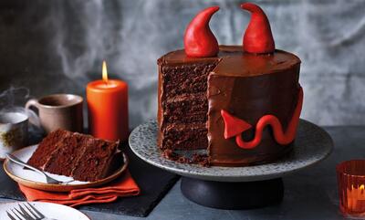طرز تهیه کیک غذای شیطان؛ شکلاتی‌ترین کیک دنیا
