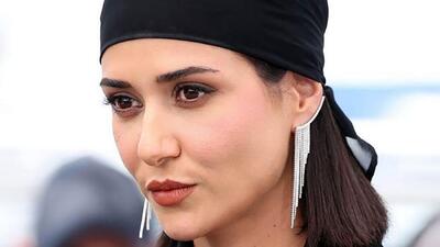عکس های پشت صحنه میکاپ و آماده شدن پریناز ایزدیار با جواهرات برند حسن زاده برای فرش قرمز جشنواره کن ۲۰۲۵