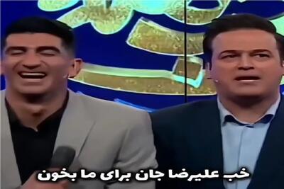 سکانس خندان؛ حامد آهنگی بیرانوند نشونده رو دستگاه ویبراتور جوونیم رفته بخونه کر خندس
