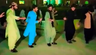 آواز محلی؛ رقص و پایکوبی جوندار مردای بلوچی با فیگور قدرتی که اووو اووو جیغم میزنن