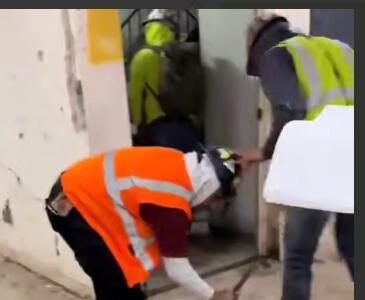 بررسی کفش ایمنی کارگران با چکش!
