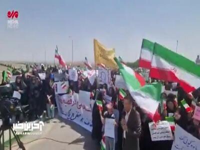 زنجیره انسانی اصفهانی‌ها مقابل سایت نطنز؛ حمایت از حق غنی‌سازی ادامه دارد