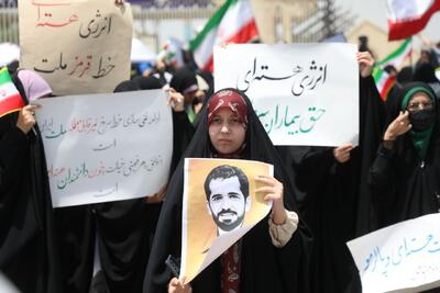 عکس/ دانشجویان حاضر در تجمع امروز مقابل سایت هسته‌ای نطنز