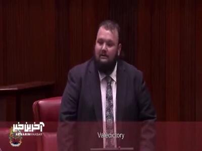 نماینده پارلمان استرالیا با نوشیدن از کفش به کار خود پایان داد